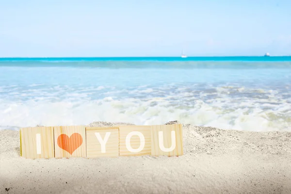 木製のキューブ私はビーチの背景とあなたのメッセージを愛しています バレンタインデー — ストック写真