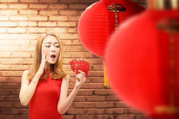 Azjatka Sukience Cheongsam Trzymająca Czerwone Koperty Szczęśliwego Chińskiego Nowego Roku — Zdjęcie stockowe