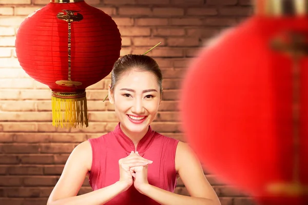 Aziatische Chinese Vrouw Een Cheongsam Jurk Met Felicitaties Gebaar Gelukkig — Stockfoto