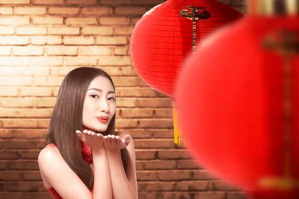 Aziatische Chinese Vrouw Een Cheongsam Jurk Viert Chinees Nieuwjaar Gelukkig — Stockfoto