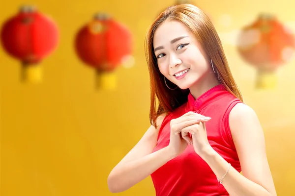 Aziatische Chinese Vrouw Een Cheongsam Jurk Met Felicitaties Gebaar Gelukkig — Stockfoto