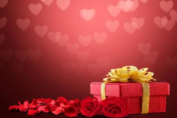 Cadeaudoosje Rode Rozenblaadjes Een Gekleurde Achtergrond Valentijnsdag — Stockfoto