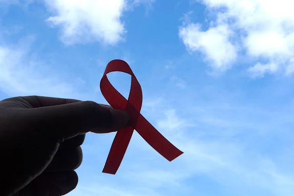 Main Humaine Tenant Ruban Rouge Concept Journée Mondiale Cancer — Photo