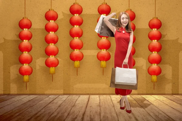 Aziatische Chinese Vrouw Cheongsam Jurk Met Boodschappentassen Gelukkig Chinees Nieuwjaar — Stockfoto