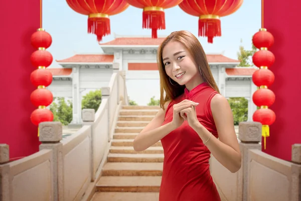 Aziatische Chinese Vrouw Een Cheongsam Jurk Met Felicitaties Gebaar Gelukkig — Stockfoto