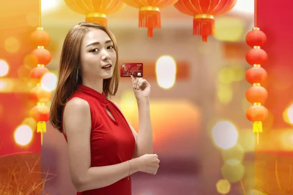 Aziatische Chinese Vrouw Een Cheongsam Jurk Met Creditcard Gelukkig Chinees — Stockfoto