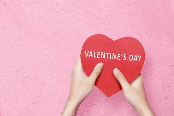 Mão Segurando Coração Vermelho Com Texto Feliz Dia Dos Namorados — Fotografia de Stock