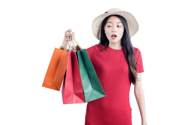 Aziatische Vrouw Met Hoed Dragen Boodschappentassen Geïsoleerd Witte Achtergrond — Stockfoto