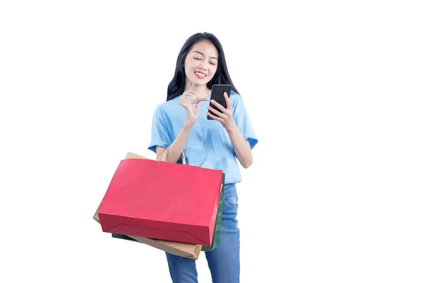 Asiatin Trägt Einkaufstaschen Mit Handy Vor Weißem Hintergrund — Stockfoto