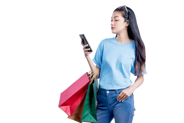 Asiatin Mit Sonnenbrille Trägt Einkaufstaschen Mit Handy Vor Weißem Hintergrund — Stockfoto