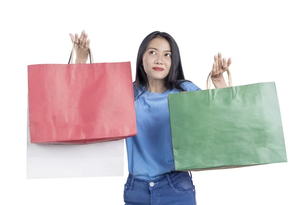 Mulher Asiática Carregando Sacos Compras Isolados Sobre Fundo Branco — Fotografia de Stock