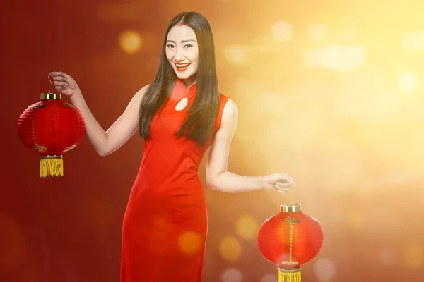 Aziatische Chinese Vrouw Een Cheongsam Jurk Met Chinese Lantaarn Gelukkig — Stockfoto