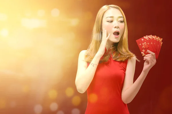 Азиатская Китаянка Платье Чонгсама Красными Конвертами Новым Годом Китайски — стоковое фото
