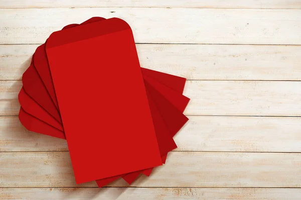 Pilha Envelopes Vermelhos Angpao Com Fundo Madeira — Fotografia de Stock