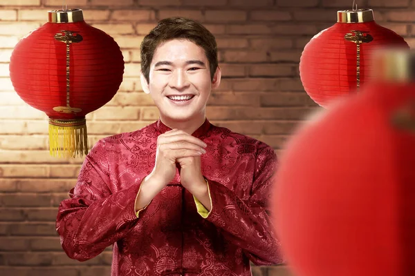 Een Aziatische Chinese Man Een Cheongsam Jurk Met Felicitaties Gebaar — Stockfoto