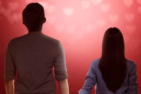 アジアのカップル立って 手を取り合っての背面ビュー バレンタインデー — ストック写真