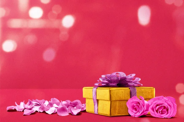 Cadeaudoosje Paarse Rozenblaadjes Een Gekleurde Achtergrond Valentijnsdag — Stockfoto