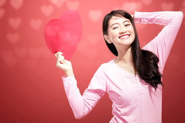 Mujer Asiática Sosteniendo Corazón Rojo Con Fondo Color Día San — Foto de Stock