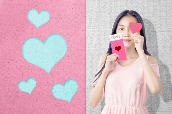 Mulher Asiática Segurando Envelope Rosa Com Texto Amor Coração Vermelho — Fotografia de Stock