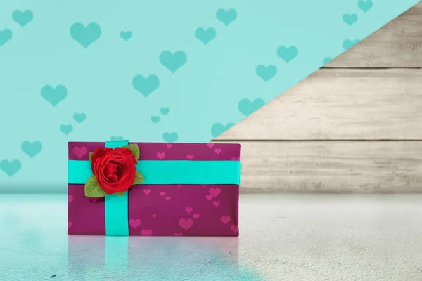 Confezione Regalo Con Nastro Cuore Forma Rosa Rossa Con Sfondo — Foto Stock