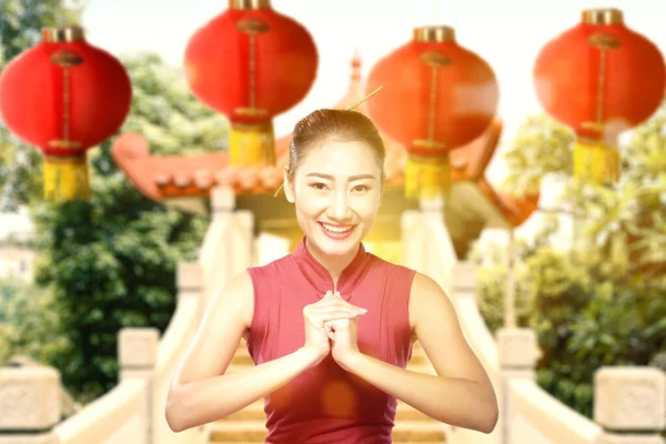 Aziatische Chinese Vrouw Een Cheongsam Jurk Met Felicitaties Gebaar Gelukkig — Stockfoto