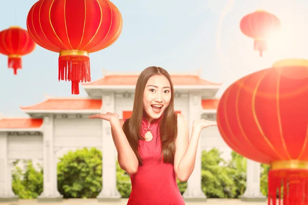 Aziatische Chinese Vrouw Een Cheongsam Jurk Viert Chinees Nieuwjaar Gelukkig — Stockfoto