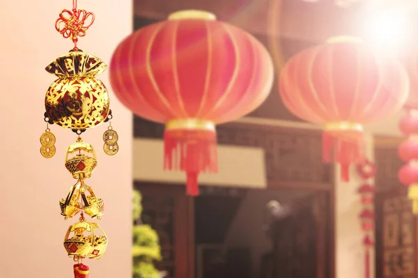 Lanternes Chinoises Ornements Suspendus Devant Maison Avec Fond Lumière Soleil — Photo