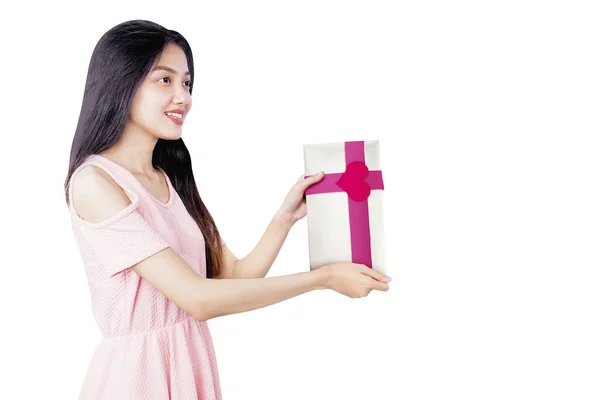 Femme Asiatique Tenant Une Boîte Cadeau Blanche Avec Ruban Rouge — Photo