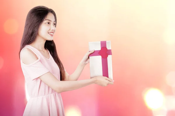 Mulher Asiática Segurando Uma Caixa Presente Branca Com Uma Fita — Fotografia de Stock