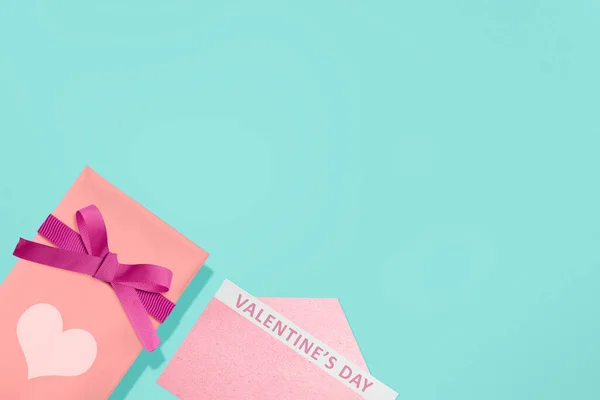 Ροζ Κουτί Δώρου Κόκκινη Κορδέλα Και Καρδιά Ανοιχτό Ροζ Φάκελο — Φωτογραφία Αρχείου