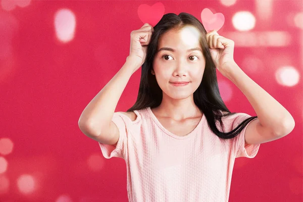 Femme Asiatique Tenant Cœur Rouge Avec Fond Coloré Saint Valentin — Photo