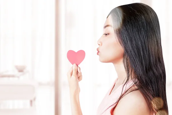 Femme Asiatique Tenant Cœur Rouge Maison Saint Valentin — Photo