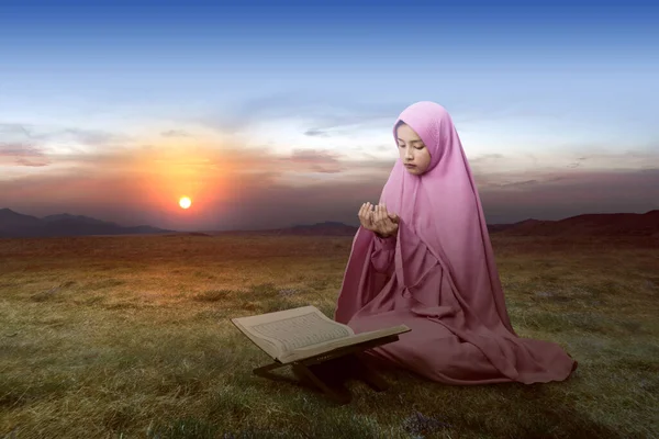 Asian Muslim Woman Veil Sitting While Raised Hands Praying Sunset — Stock Photo, Image