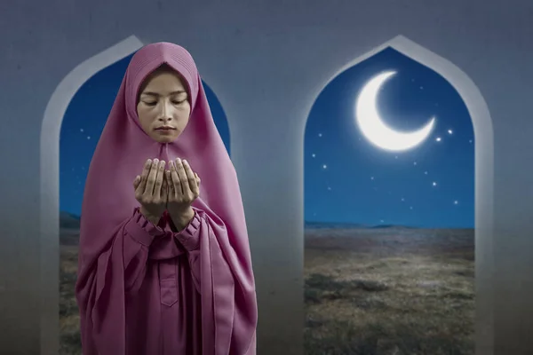 Ázsiai Muszlim Fátyol Áll Miközben Felemelte Kezét Imádkozik Mecsetben — Stock Fotó