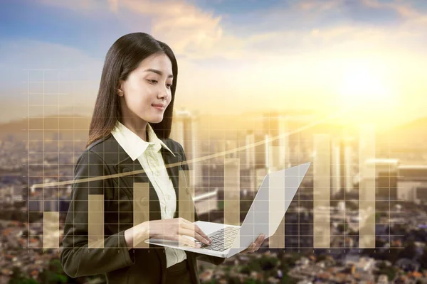 Mulher Negócios Asiática Com Laptop Mostrando Gráfico Finanças Negócios Aumentado — Fotografia de Stock