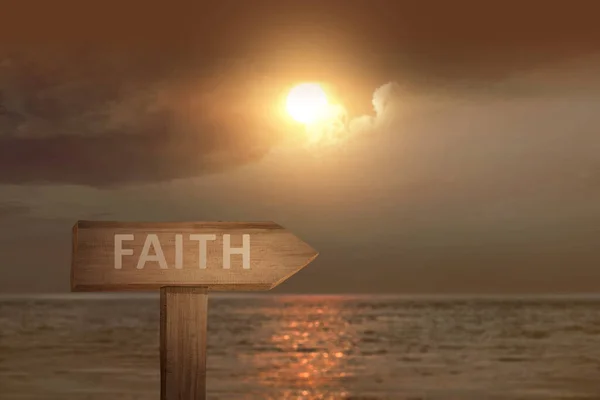 日没の空の背景を持つ木製の板記号の信仰テキスト — ストック写真