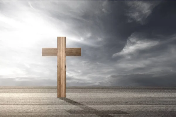 Křesťanský Kříž Dřevěném Stole Dramatickým Oblohou Pozadí — Stock fotografie