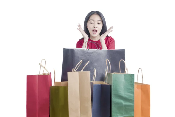 Asiatin Schockiert Mit Vielen Einkaufstüten Vor Weißem Hintergrund — Stockfoto