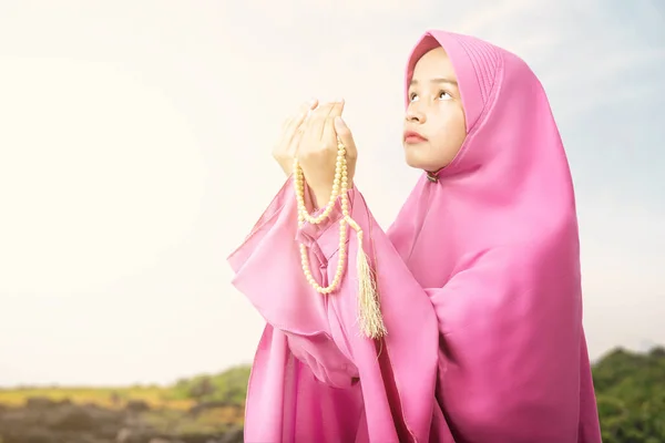 Asian Muslim Woman Veil Praying Prayer Beads Her Hands Blue — Stock Photo, Image