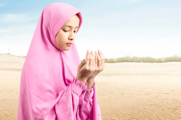 Aziatisch Moslim Vrouw Een Sluier Staan Terwijl Opgeheven Handen Bidden — Stockfoto