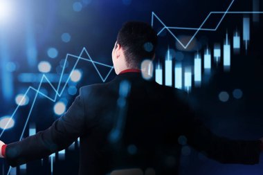 Asyalı işadamının dijital arkaplanı olan sanal bir bar tablosuna bakması