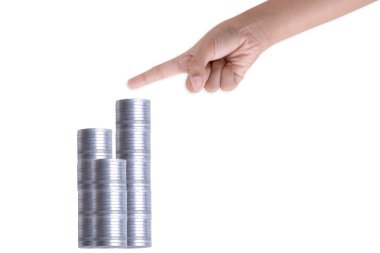 Beyaz arkaplanda izole edilmiş gümüş para yığını