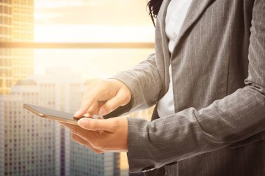 İş kadını ofis binasında akıllı telefon kullanırken ayakta duruyor