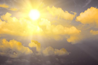 Mavi arkaplanda güneş ışığı olan bulutlu manzaralar