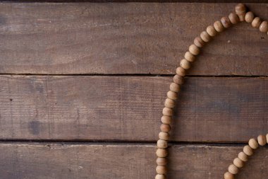 Tahta masada dua boncukları