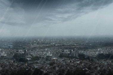 Yağmurlu ve kara bulutlu şehir hayatı manzarası