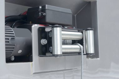 Çekicide çelik halat vinç var.