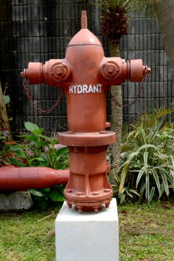 Kaldırımdaki yangın musluğunun yakın görüntüsü