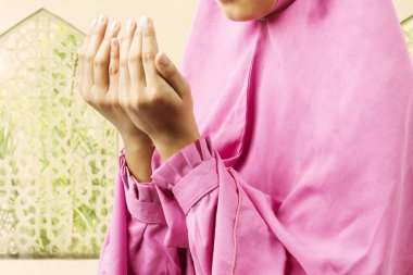 El kaldırarak ve mescitte namaz kılarken müslüman kadınlar: