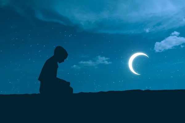 Silhouet Van Moslimvrouw Een Sluier Zittend Biddend Met Halve Maan — Stockfoto